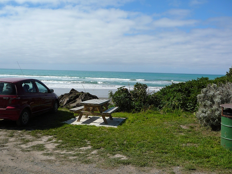 P1010982.JPG - Gore Bay - car and picnic table