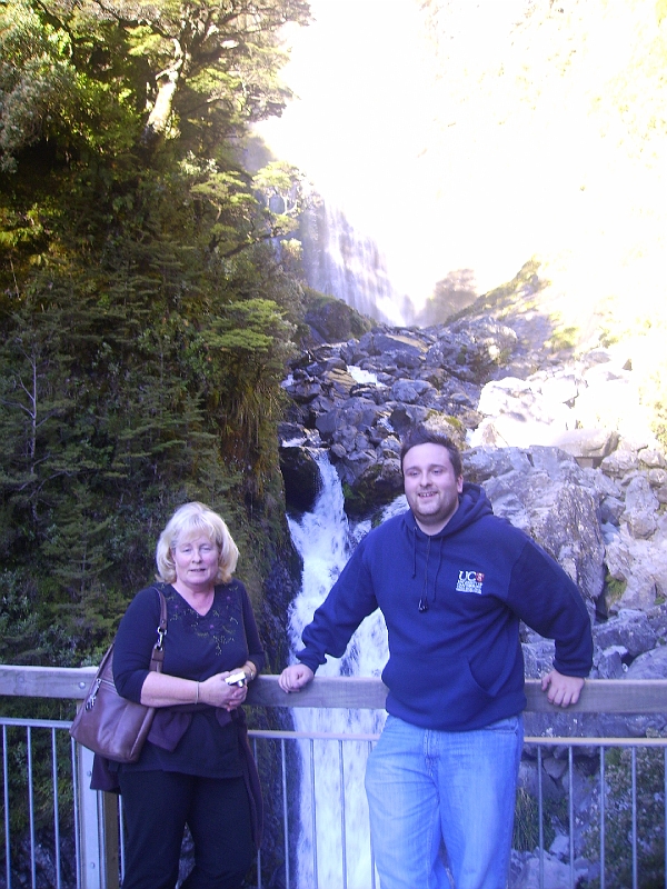 PICT2593.JPG - Devil's Punchbowl Falls: Sue and Matt